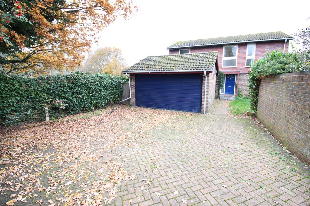 Grafton Park Road, Worcester Park KT4 4 bed detached house £2,350 pcm