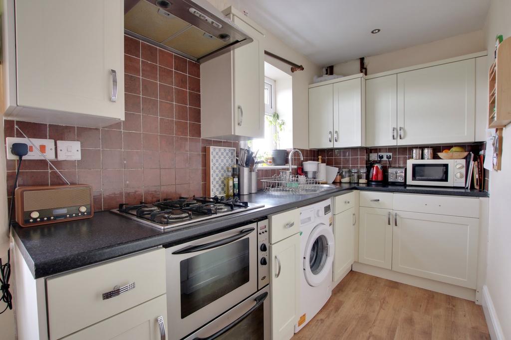 FAIRFIELD AVENUE, FAREHAM 2 bed flat £165,000