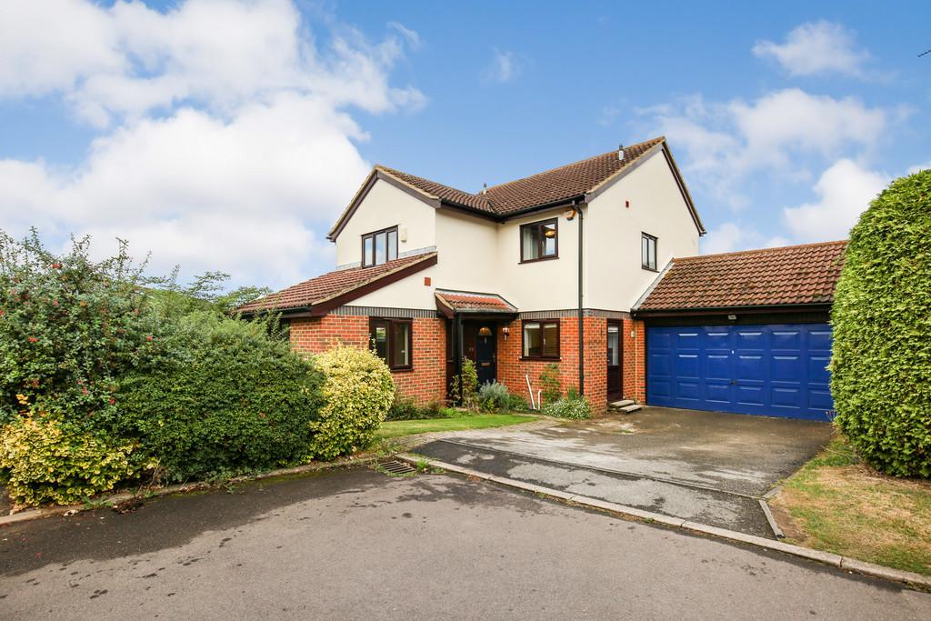 Stuart Way, Thame 4 bed detached house £2,250 pcm (£519 pw)