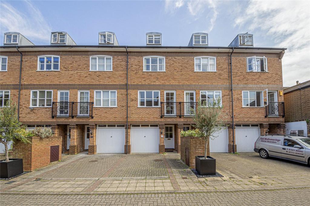 Bowes Lyon Mews, St. Albans... 3 bed terraced house £2,850 pcm (£658 pw)
