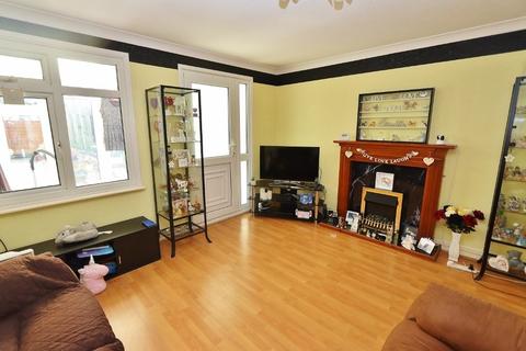 66 Hitchin Close, Romford, RM3 7EG