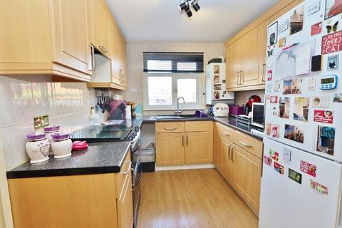66 Hitchin Close, Romford, RM3 7EG