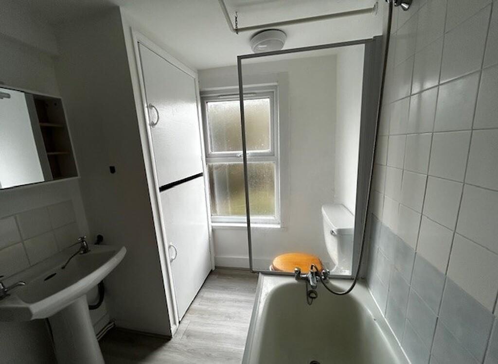 Bathroom (b)