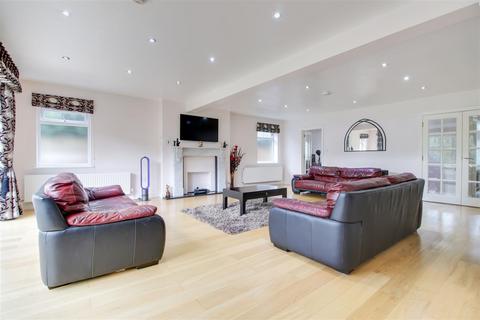 8 Ridings Avenue, London, N21 2EL