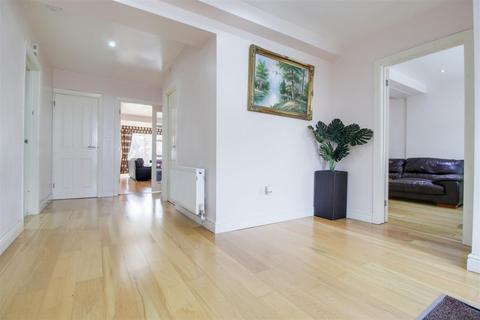 8 Ridings Avenue, London, N21 2EL