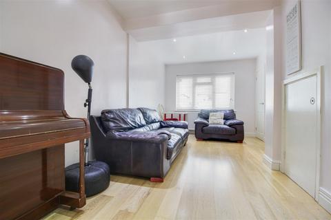 8 Ridings Avenue, London, N21 2EL