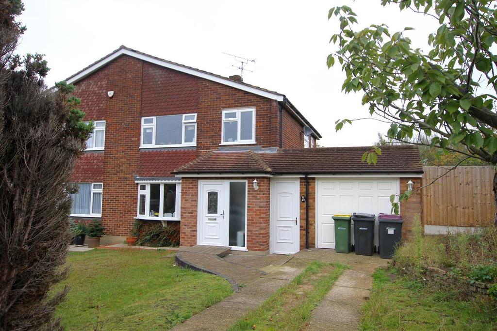 Ferndale Road, Rayleigh 3 bed semidetached house £1,350 pcm (£312 pw)