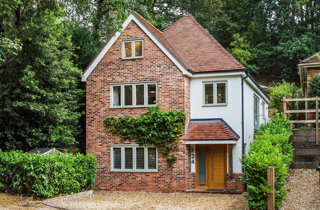 Thorn Road, Wrecclesham, Farnham, GU10 5 bed detached house £850,000