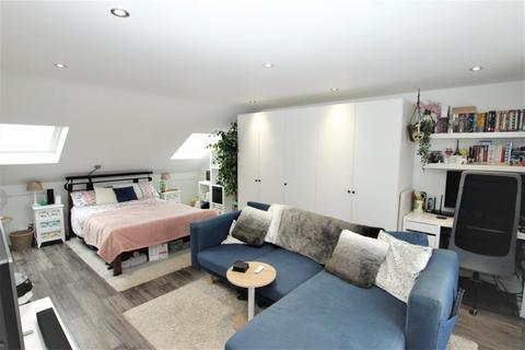 5 Prestwood Avenue, Harrow, HA3 8JZ