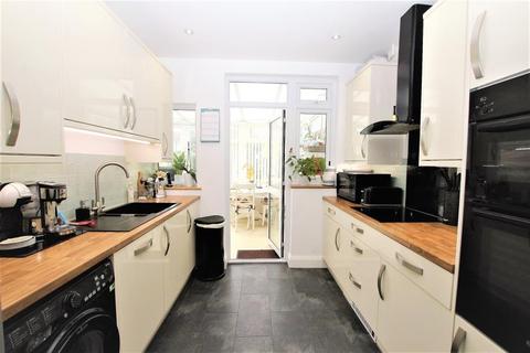 5 Prestwood Avenue, Harrow, HA3 8JZ