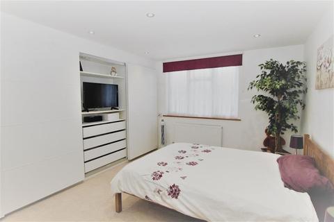 5 Prestwood Avenue, Harrow, HA3 8JZ