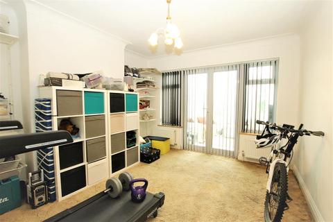 5 Prestwood Avenue, Harrow, HA3 8JZ