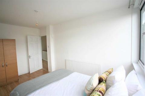 4 bedroom flat to rent, Stanswood Gardens, London, SE5