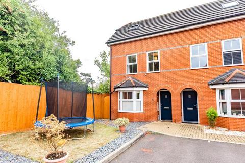 4 bedroom terraced house to rent, Camberley