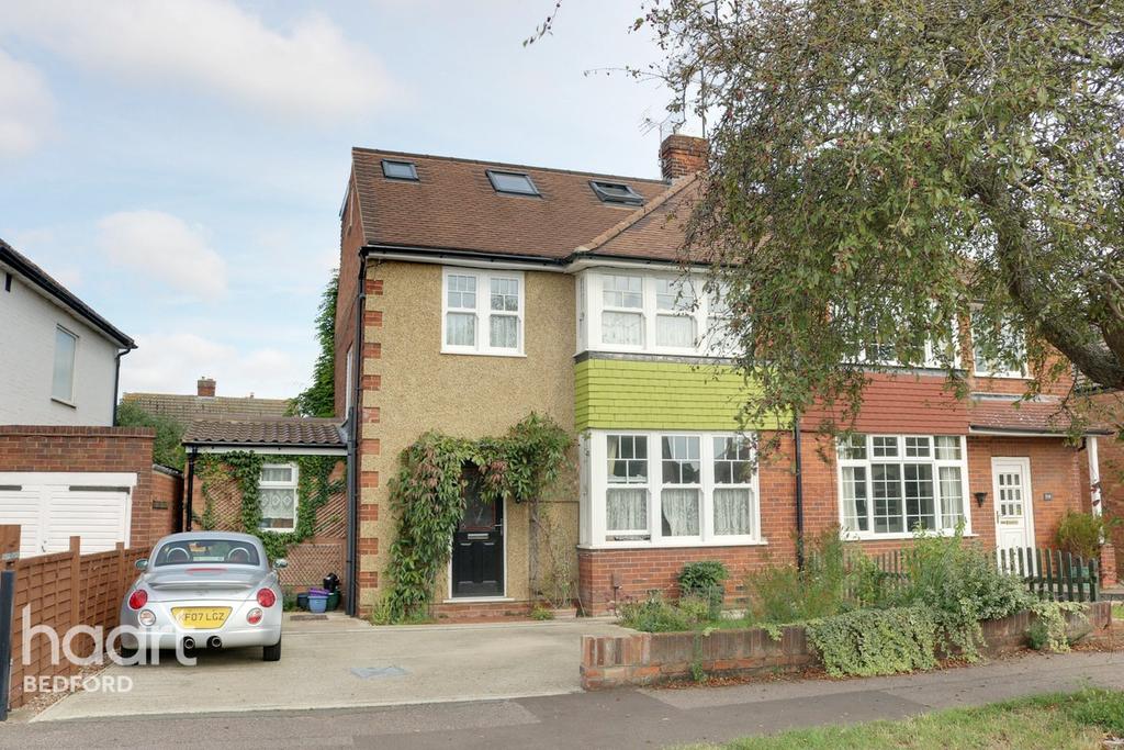 Wendover Drive, Bedford 3 bed semidetached house £435,000