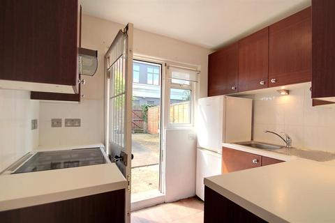 2 bedroom ground floor flat for sale - Valetta Road, London, W3 7TP