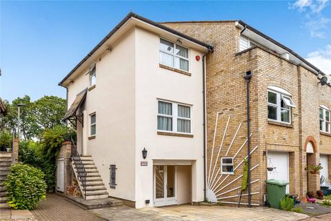 8 Farnborough Crescent, Bromley, BR2 7DL
