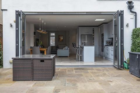 58 Openview, London, SW18 3PD