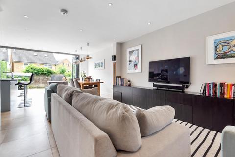 58 Openview, London, SW18 3PD