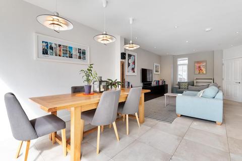 58 Openview, London, SW18 3PD
