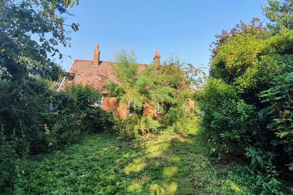 Hadleigh Road, Holton St. Mary CO7 6NS 3 bed detached bungalow £325,000