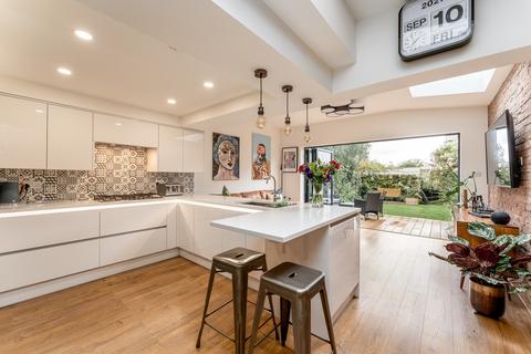 37 Wellesley Road, London, E11 2HG