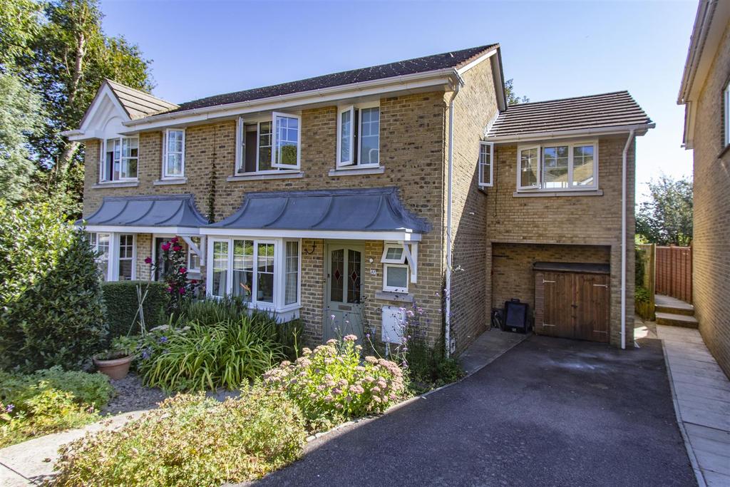 Pellings Farm Close, Crowborough 3 bed semidetached house £425,000