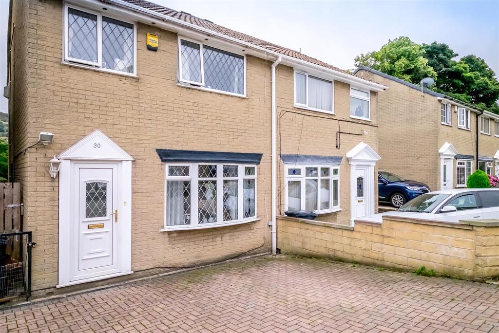 Oakdale Close, Halifax 3 bed semidetached house £145,000