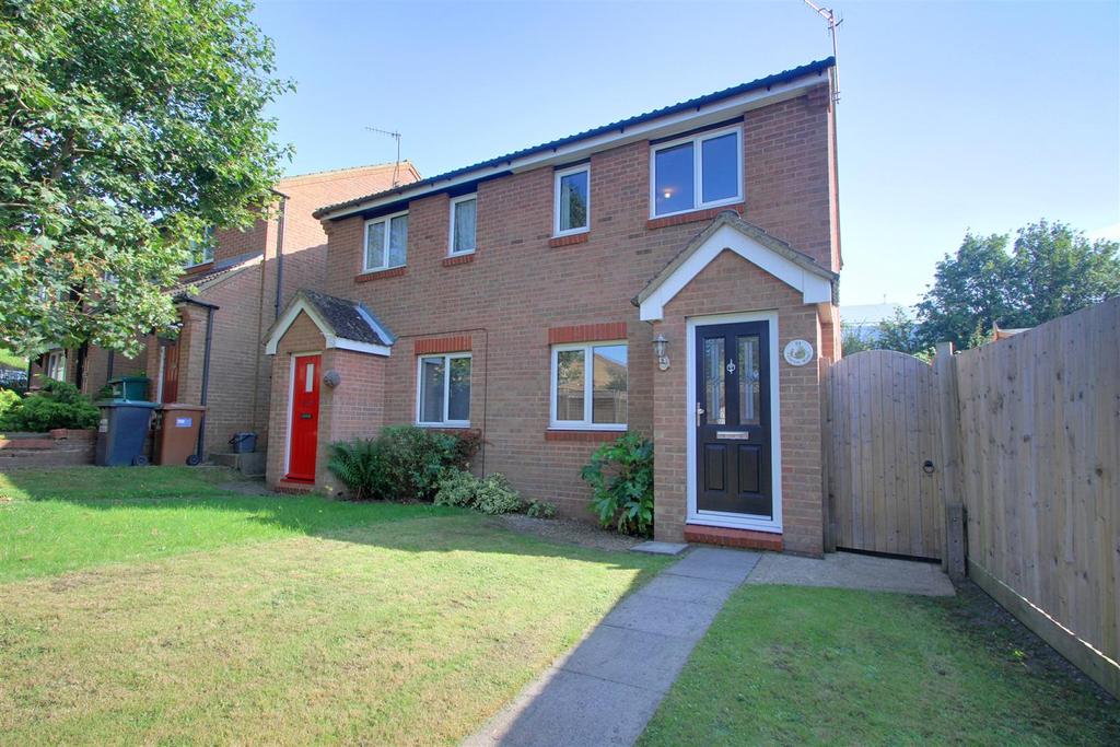 Station Road, Kings Langley 2 bed semidetached house £425,000