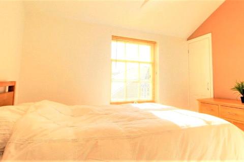 Flat 4 Oswald House, 24 - 26 Queens Road, Reading, RG1 4AU