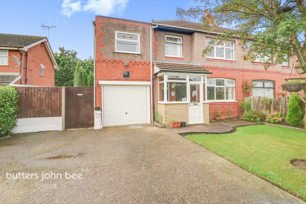 Mablins Lane, Crewe 5 bed semidetached house £190,000