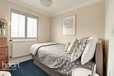 10 Newlyn Close, Orpington, BR6 9XN