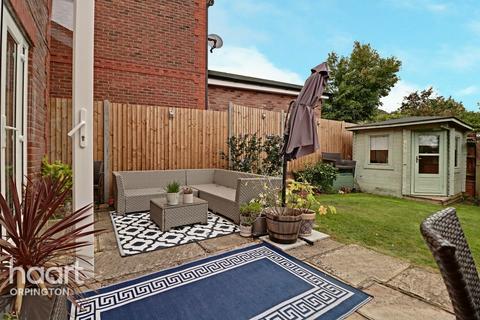 10 Newlyn Close, Orpington, BR6 9XN