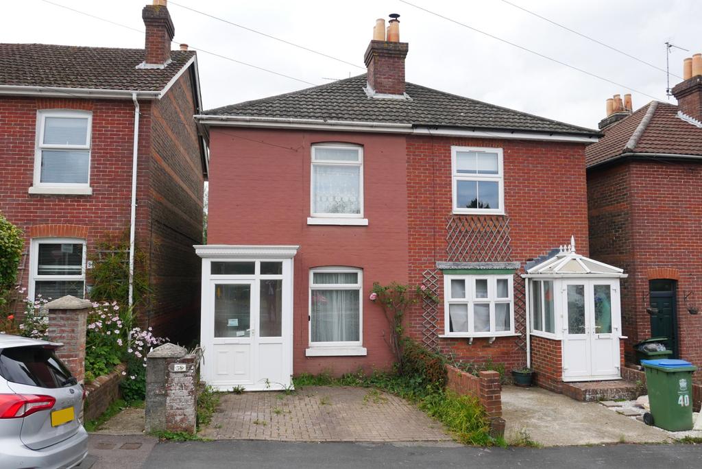 NORTH HILL, FAREHAM. AUCTION GUIDE PRICE £170,000. 3 bed semidetached