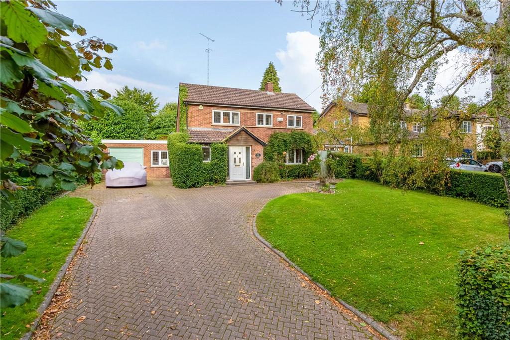 New Road, Digswell, Welwyn, Hertfordshire 4 bed detached house £900,000