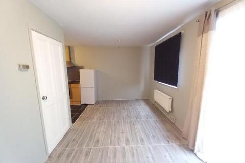 Studio to rent, Slough,  Berkshire,  SL2