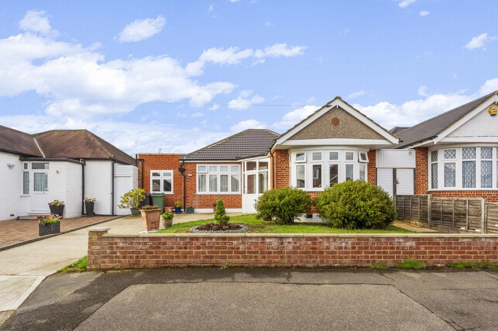 Willow Grove, Ruislip, HA4 3 bed semidetached house £750,000