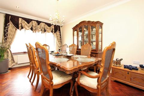 14 Wallace Fields, Epsom, KT17 3AT