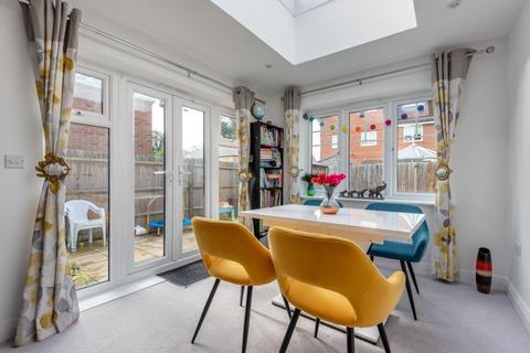 2 Chenneston Close, Sunbury-on-thames, TW16 6BE