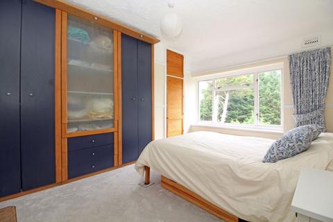 15 Benhurst Gardens, South Croydon, CR2 8NT