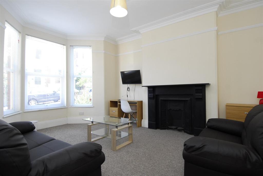Hamilton Gardens, Plymouth 6 bed house £412 pcm (£95 pw)