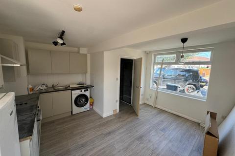 Studio to rent, Dellwood Gardens, Clayhall, Essex