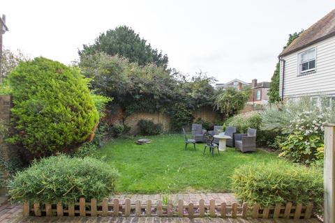 1 Oyster Mews, Whitstable, CT5 1QY