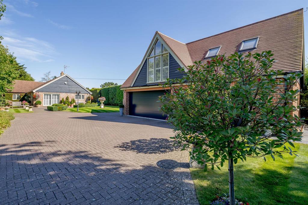 Didcot Road, Harwell, Didcot, Oxfordshire, OX11 6DL 3 bed detached