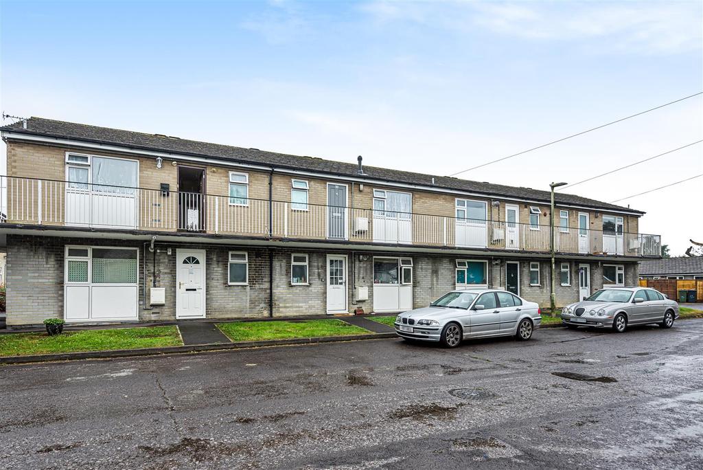 Woodbourne Close, Liss 2 bed flat £155,000