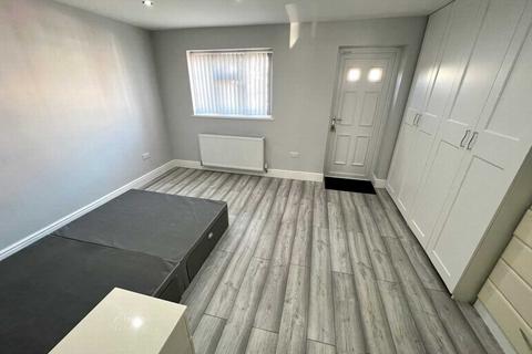 1 bedroom apartment to rent - Laburnum Road, Hayes, Middlesex, UB3