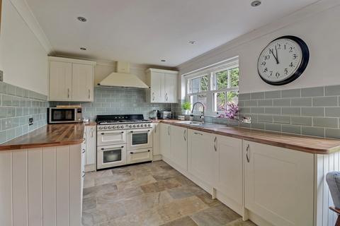 11 Caversham Park Avenue, Rayleigh, SS6 9QA