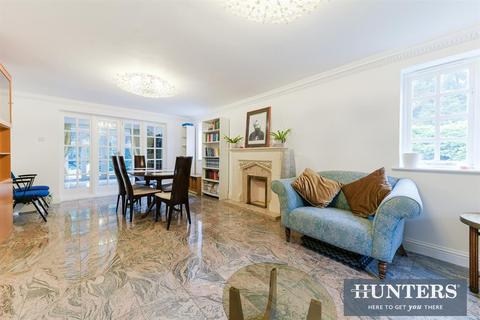 3 Vicarage Close, Worcester Park, KT4 7LZ