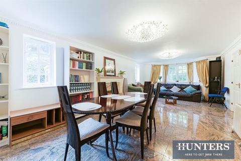 3 Vicarage Close, Worcester Park, KT4 7LZ