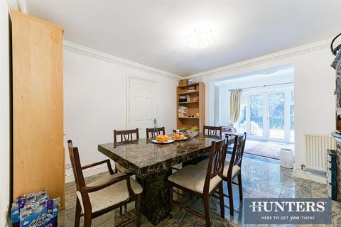 3 Vicarage Close, Worcester Park, KT4 7LZ